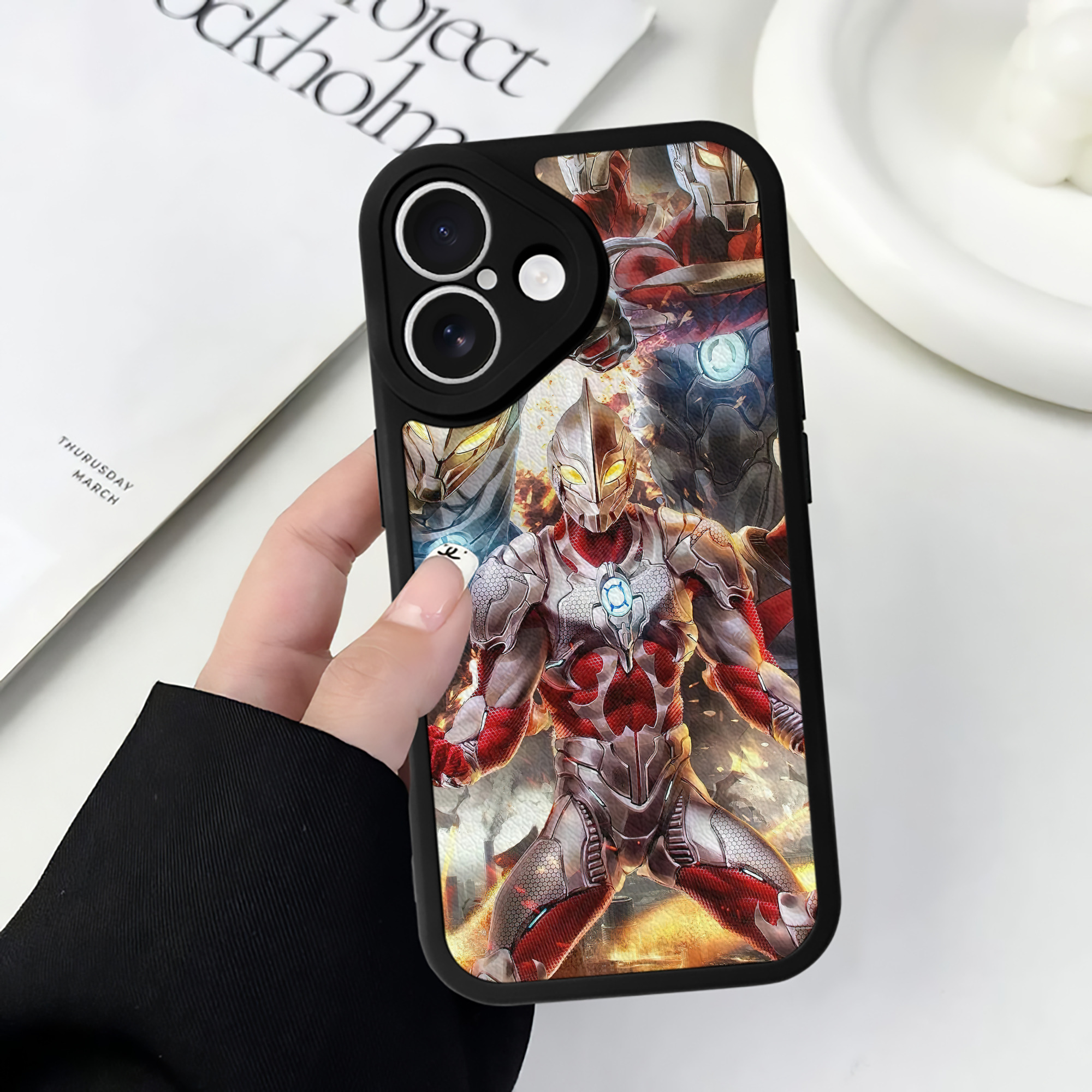（画像用） ウルトラマン Ultraman 【iPhone 16シリーズ対応】シリコンスマホケース（レザー調） 材質：シリコン